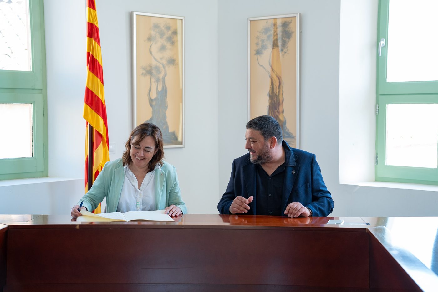 Fotografía institucional — firma de convenio