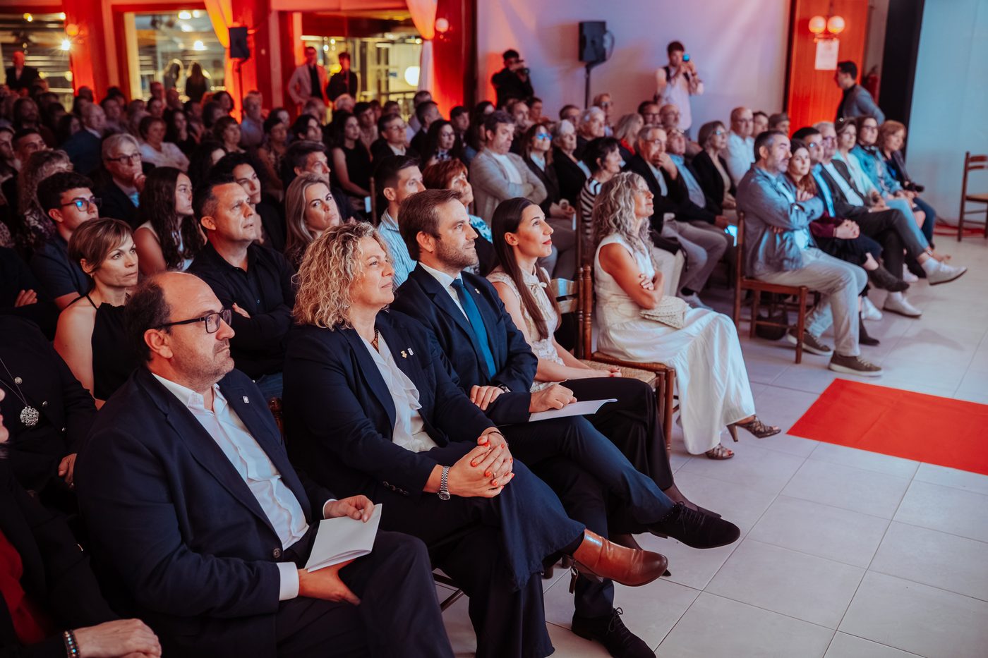 Fotografía de evento institucional — público en sala