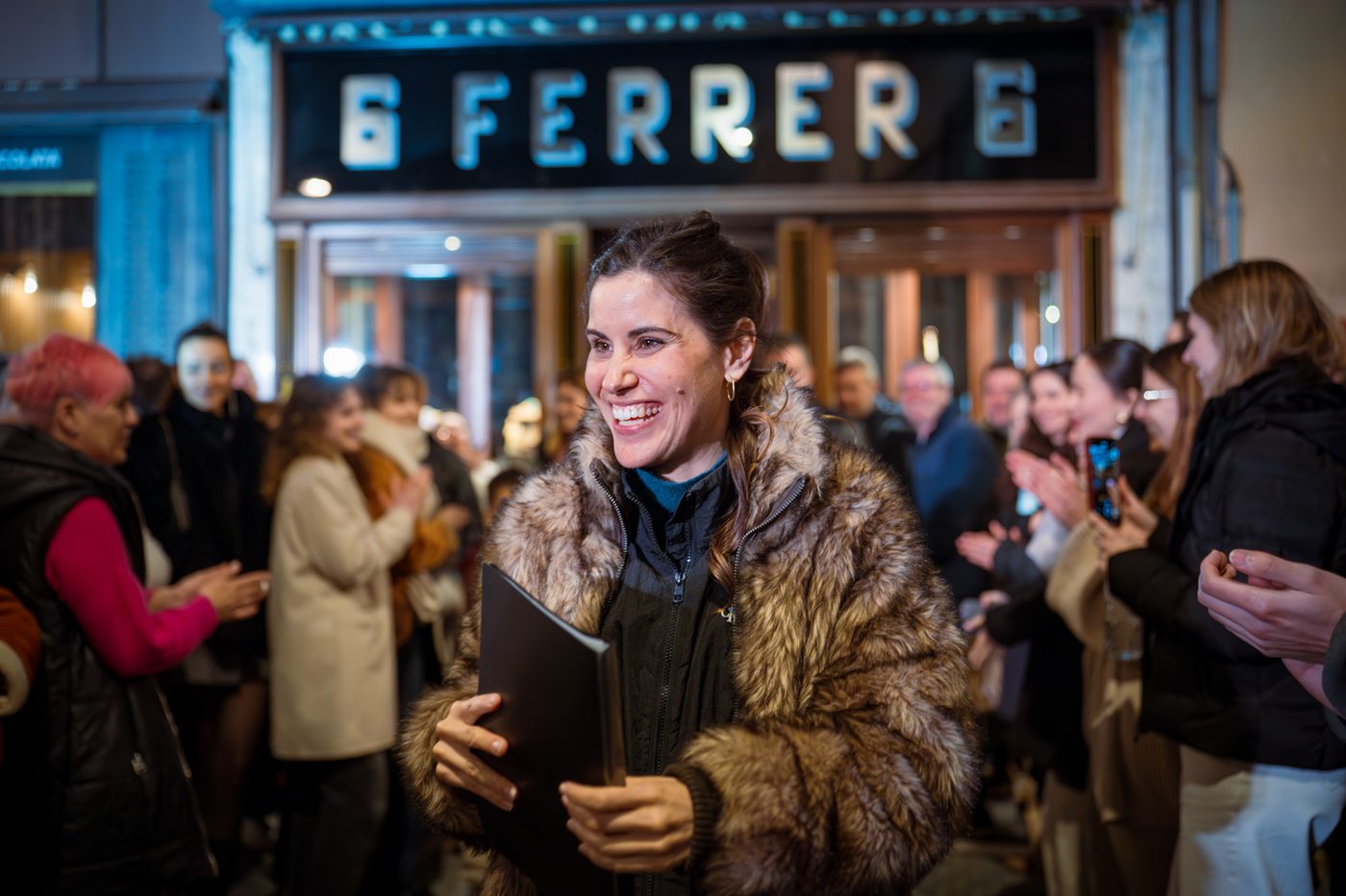 Fotografía de evento institucional — multitud en calle de Olot