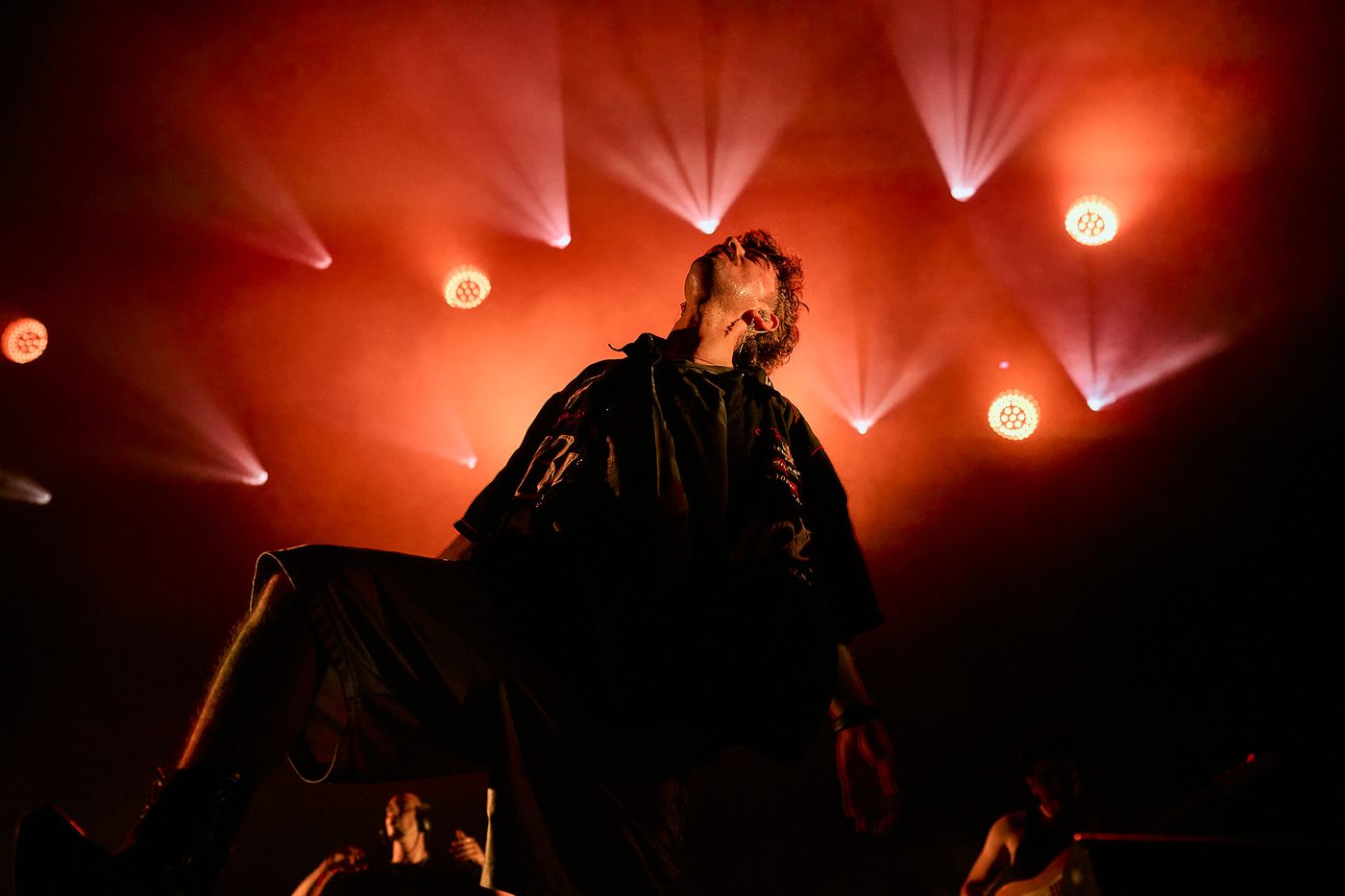 Fotografía de concierto — artista en escena con luces dramáticas
