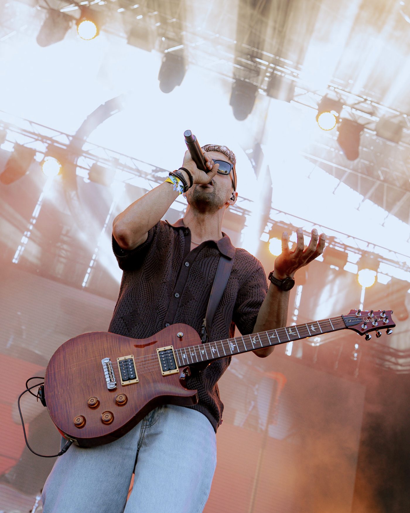 Fotografía de concierto — guitarrista cantando en escena