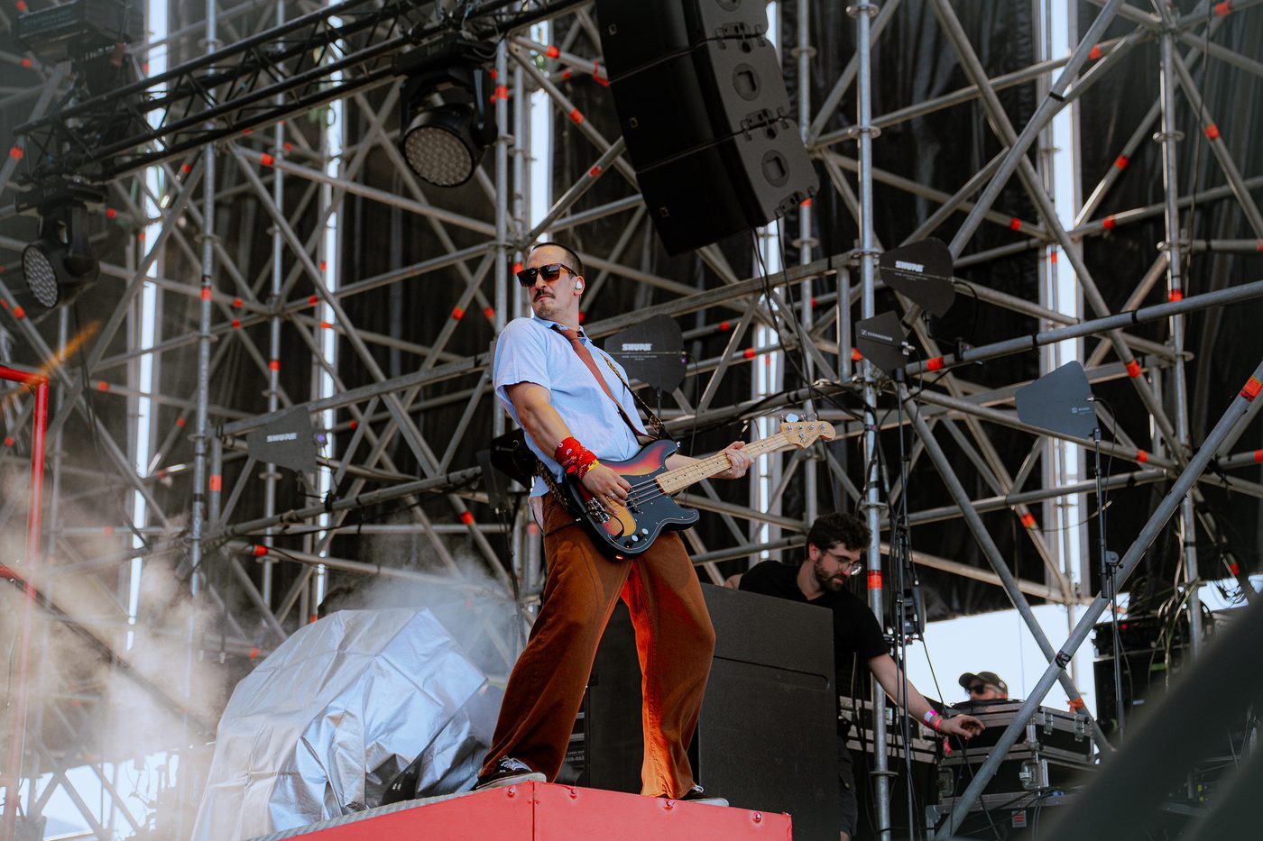 Fotografía de festival — bajista en el escenario