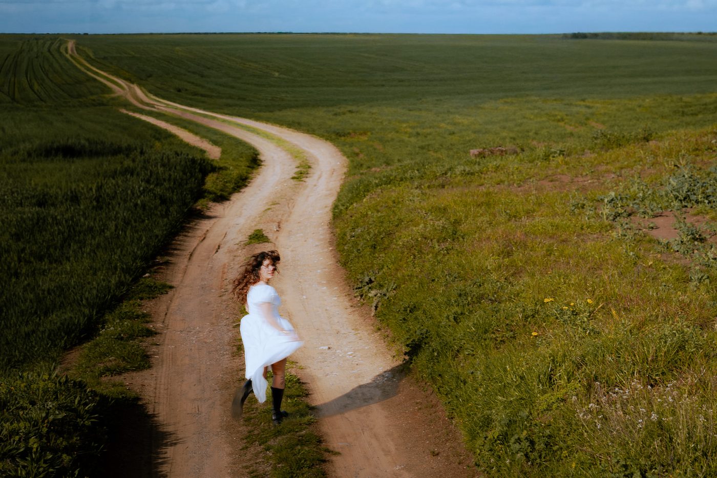Fotografía artística — artista en camino rural