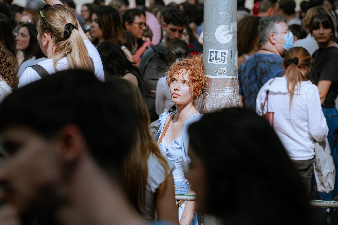Fotografía de evento cultural — networking al atardecer
